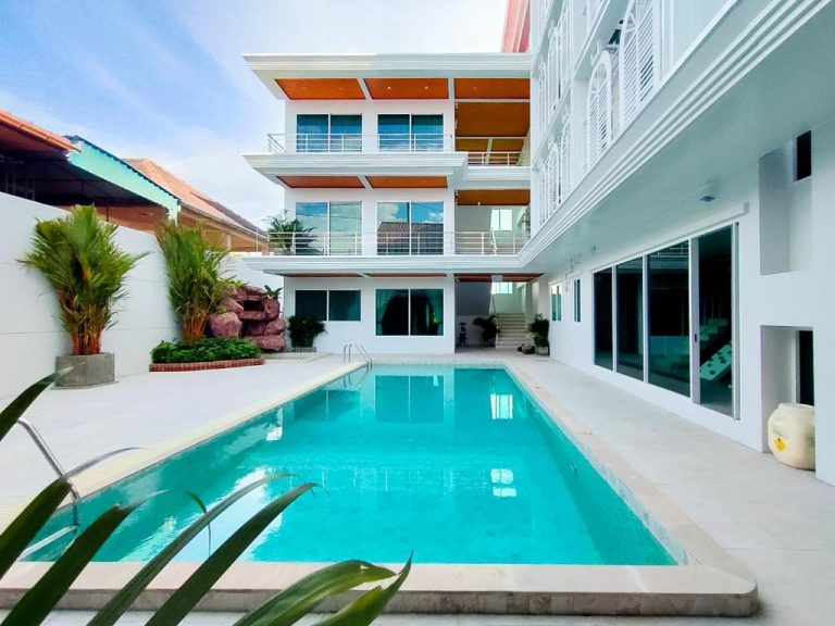 Piscina exterior privada con agua turquesa en Peranakan House, villa de lujo de tres plantas
