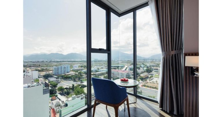 Habitación con ventanal panorámico y vistas a la ciudad y montañas en Amber Hotel managed by HT