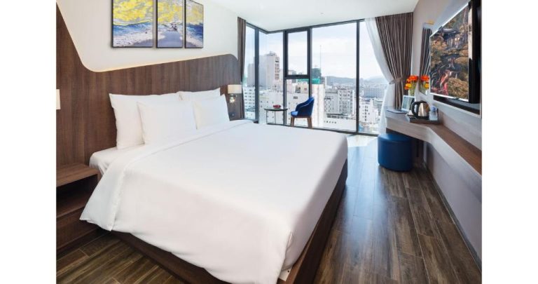 Habitación doble con cama king size y vistas panorámicas a la ciudad en Amber Hotel managed by HT