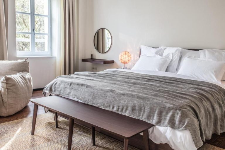 Habitación doble de lujo con cama king size y decoración minimalista en Boutique Hotel Boškinac