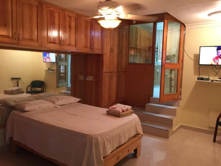 Habitación doble con armarios de madera y baño acristalado en Terraza del Caribe