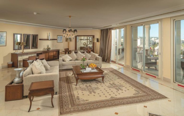 Amplio salón de suite de lujo con sofás y terraza exterior en Hasdrubal Prestige Thalassa & Spa Djerba