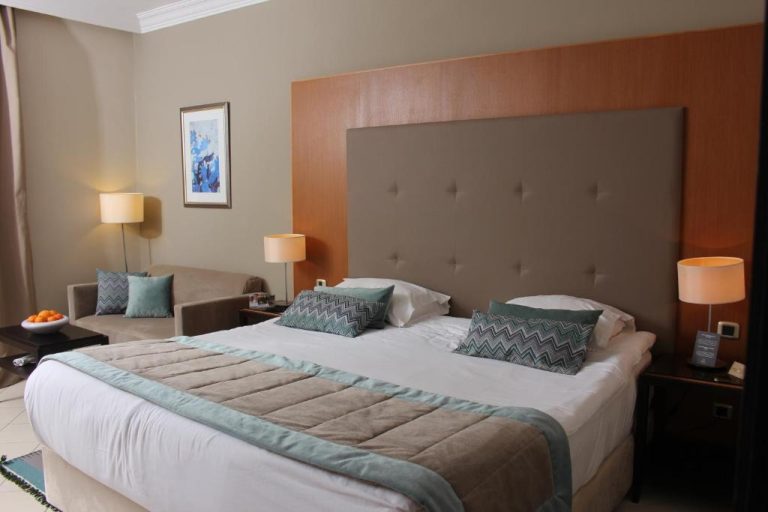 Habitación doble superior con cama king size y cabecero tapizado en Royal Thalassa Monastir