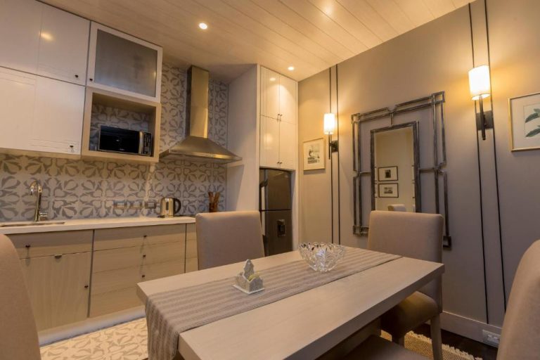 Cocina y comedor elegante totalmente equipado con mesa y sillas en Mansion Alcazar