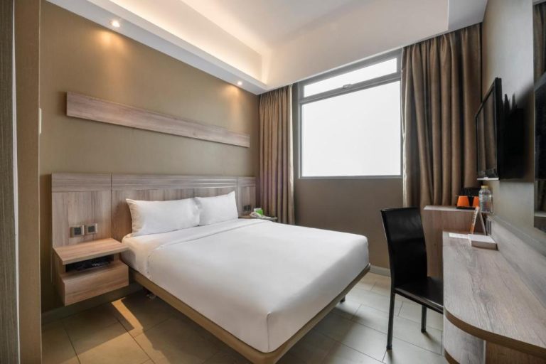 Habitación doble con cama queen, escritorio de trabajo y TV en Cititel Express Penang