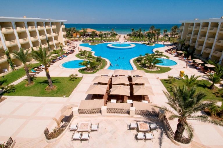 Vista aérea de las piscinas exteriores del Royal Thalassa Monastir con acceso directo a la playa