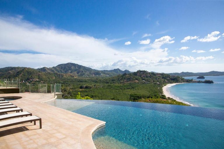 Piscina infinita con vistas al océano y playa en 360 Splendor Del Pacifico Residences Nicaragua