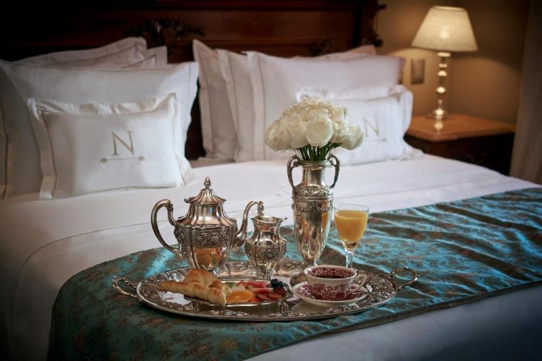 Desayuno en cama con bandeja de plata y servicio de té en Nino Hotel Boutique