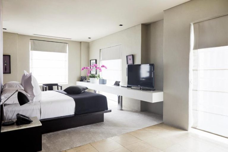 Habitación deluxe moderna con cama doble y televisor en Establishment Hotel Sydney