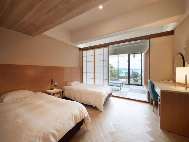 Habitación twin con estilo japonés y vistas al mar en el Palace In Moon Beach, Okinawa