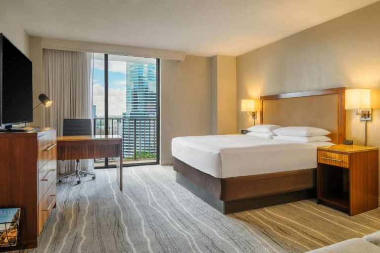 Habitación king con vistas al skyline de Miami en el Hyatt Regency Miami con balcón y escritorio