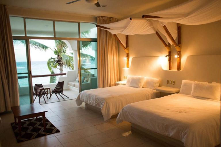 Habitación doble con dosel de madera y vista al mar en Paamul Hotel, México