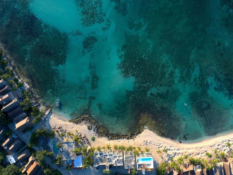 Vista aérea de la playa y arrecife de coral turquesa del Paamul Hotel en la Riviera Maya
