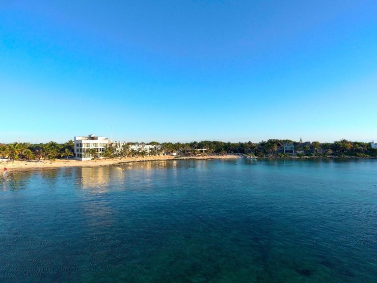 Vista panorámica de la bahía y playa del Paamul Hotel con aguas turquesas del Caribe