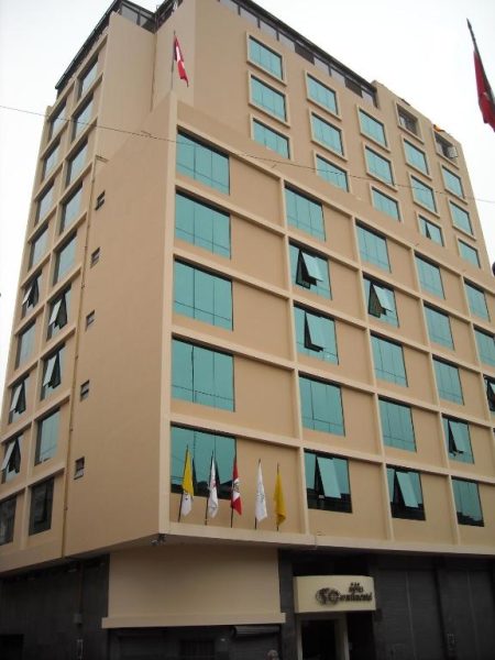 Fachada exterior del Hotel Continental Lima, edificio moderno de varios pisos con ventanas azules en el centro de Lima