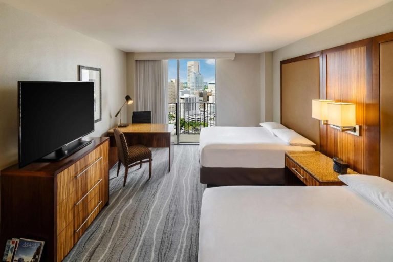 Habitación doble con dos camas y vistas al skyline de Miami en el Hyatt Regency Miami