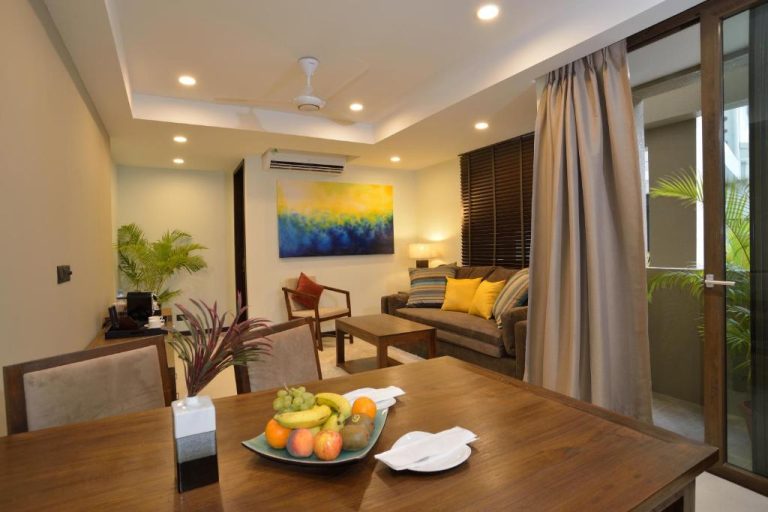 Salón comedor moderno con zona de estar y frutero en apartamento del The Somerset Hotel