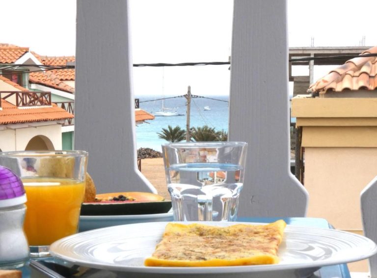 Desayuno con tortilla y zumo de naranja en terraza del Hotel MiraBela con vistas al mar