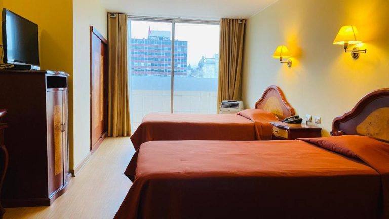 Habitación doble twin con dos camas y vista a edificios en Hotel Continental Lima, Perú