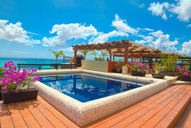 Piscina privada en terraza con vista al mar turquesa en La Divina by Aldea Thai, Playa del Carmen