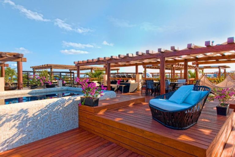 Terraza rooftop con piscina, pérgolas de madera y zona lounge en La Divina by Aldea Thai