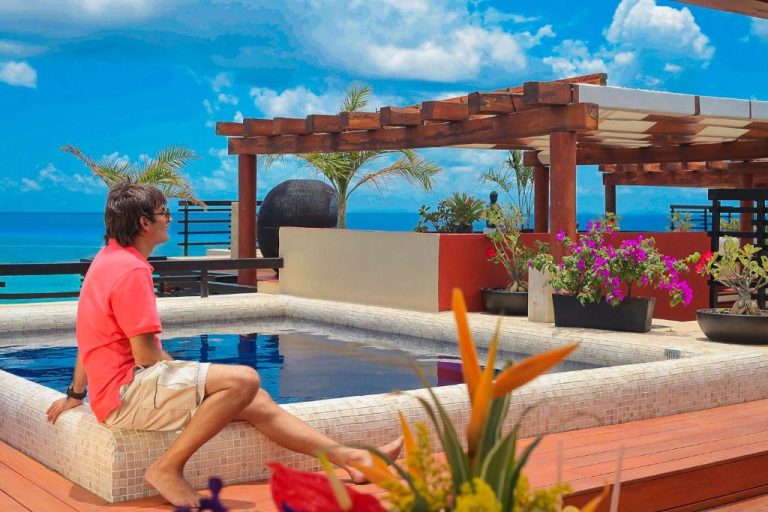 Terraza con piscina privada y vistas al mar Caribe en La Divina by Aldea Thai