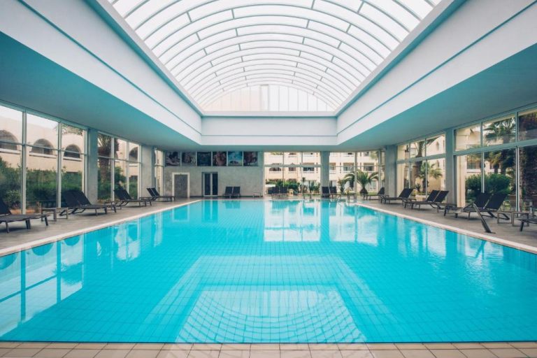 Piscina cubierta climatizada con techo acristalado del Iberostar Waves Mehari Djerba en Túnez