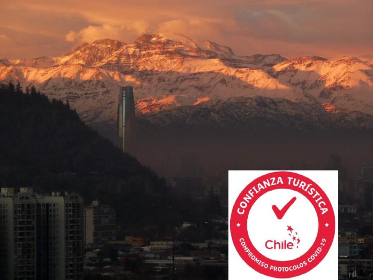 Vista panorámica de los Andes nevados al atardecer desde Personal Aparts Bellas Artes en Santiago de Chile