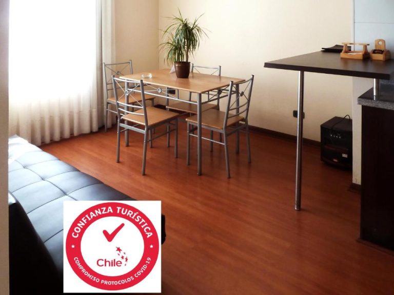 Salón comedor con mesa y sillas en apartamento de Personal Aparts Bellas Artes, Chile