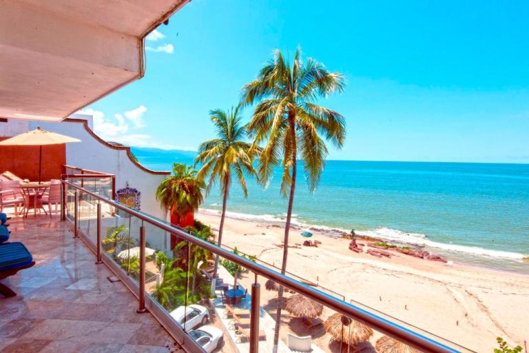 Balcón con vista panorámica a la playa y palmeras del Vallarta Shores Beach Hotel en Puerto Vallarta