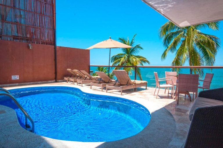 Piscina privada en terraza con camastros y vista al mar del Vallarta Shores Beach Hotel