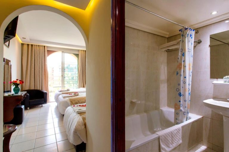 Habitación doble con baño completo y bañera del Hotel Akabar, con vistas al balcón exterior