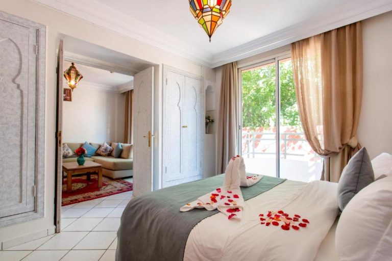 Habitación doble con decoración marroquí y pétalos de rosa en Hotel Akabar Marrakech