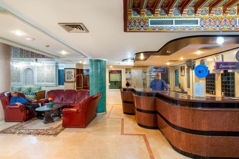 Recepción y lobby del Hotel Akabar con decoración marroquí tradicional y zona de espera con sofás de cuero