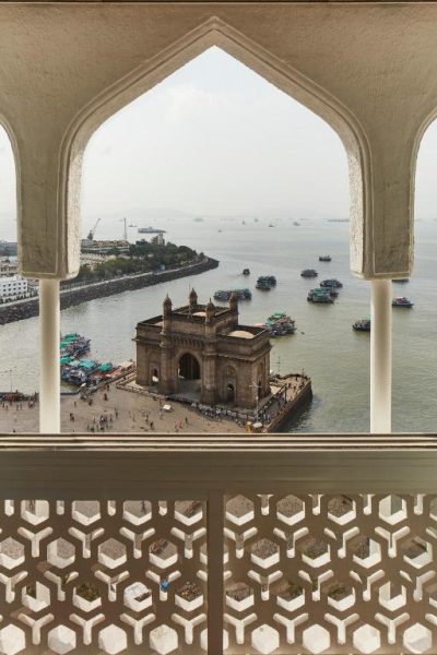 Vista aérea de la Puerta de la India desde el Taj Mahal Tower Mumbai con barcos en la bahía