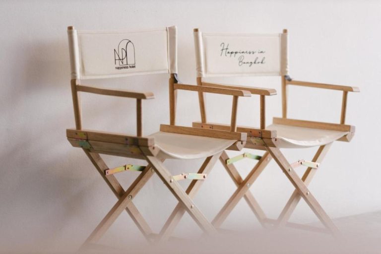 Sillas de director con logo y frase Happiness in Bangkok del Nappiness Hotel en Tailandia