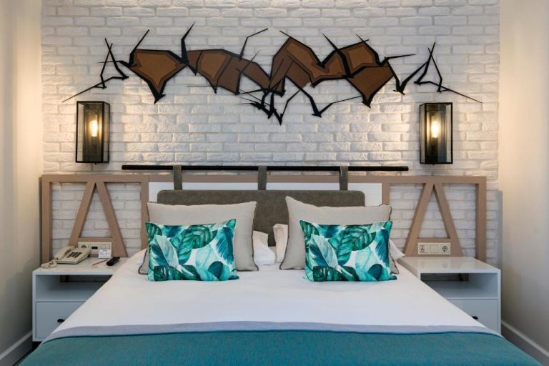 Habitación doble con decoración moderna y cojines tropicales en Limak Arcadia Sport Resort Belek
