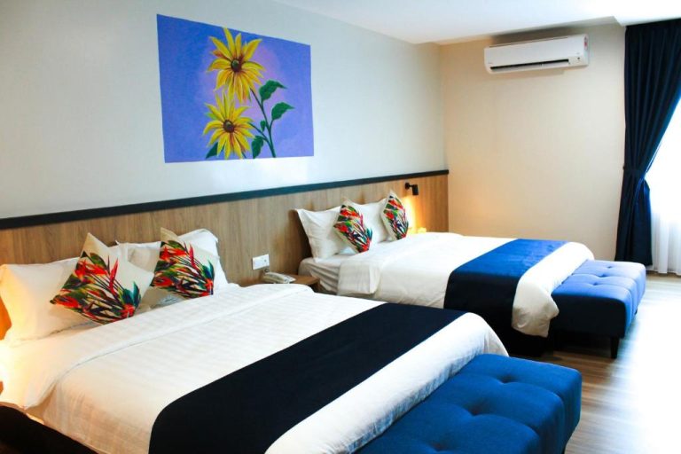 Habitación familiar con dos camas y decoración de girasoles en Savana Hotel & Serviced Apartments