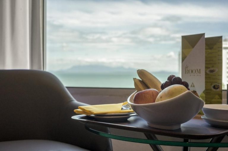 Frutero con frutas frescas en habitación con vista al mar del Cititel Penang con carta de room dining
