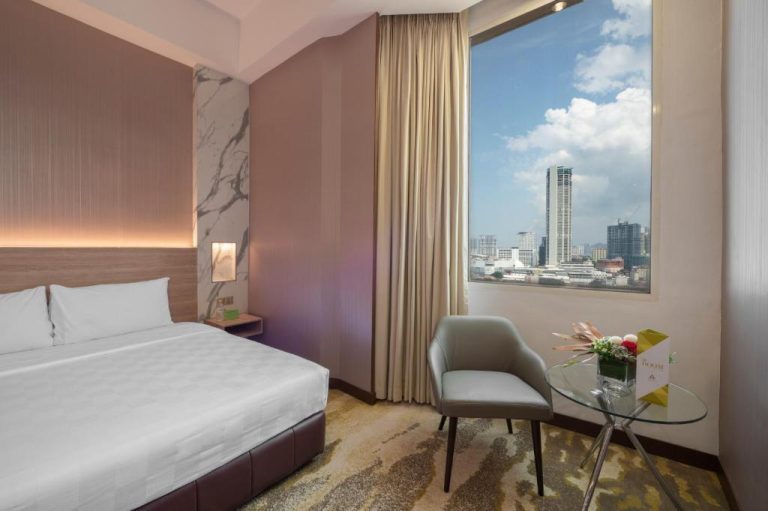 Habitación doble con cama king y vistas al skyline de la ciudad en Cititel Penang