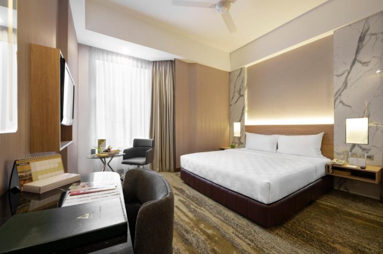 Habitación doble deluxe con cama king size y decoración moderna en el hotel Cititel Penang