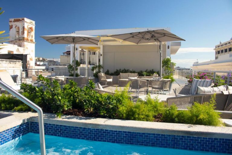 Terraza rooftop con piscina azul y zona lounge del Palacio Provincial San Juan Curio Collection by Hilton