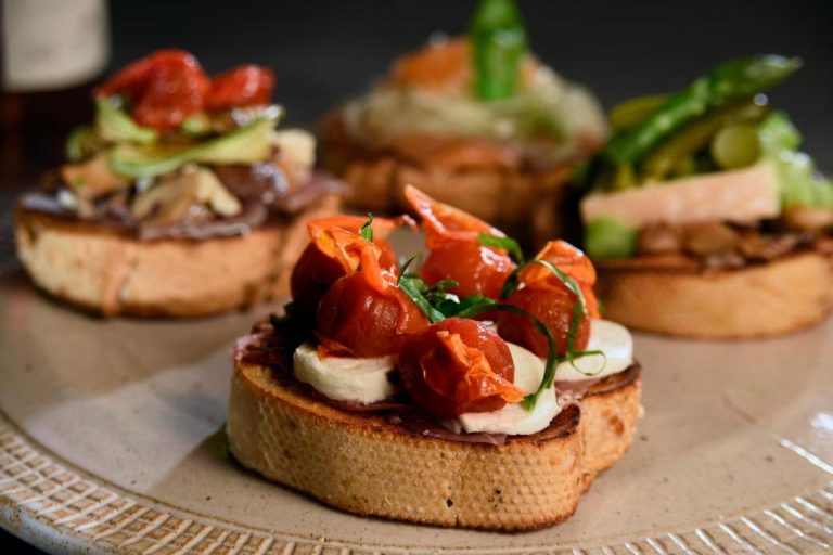 Bruschetas gourmet con tomates cherry y mozzarella del restaurante Radisson São Paulo Paulista