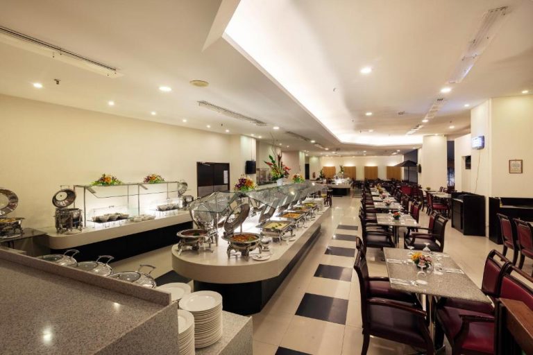 Amplio restaurante buffet con estaciones de comida caliente y mesas en Bayview Hotel Langkawi