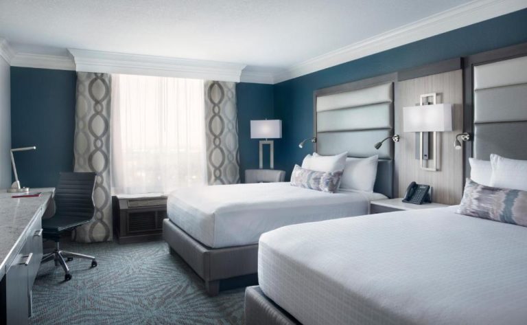 Habitación doble con dos camas y decoración moderna en azul del Rosen Centre Hotel Orlando