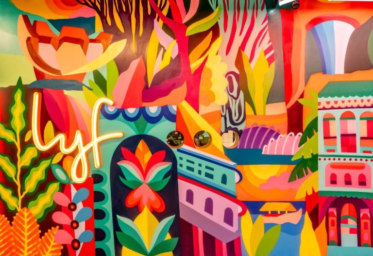 Colorido mural artístico con neon en el lobby del hotel lyf Funan Singapore
