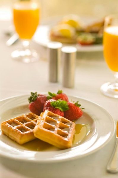 Desayuno con gofres, fresas y zumo de naranja en el restaurante del Hyatt Regency Miami