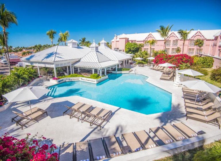 Piscina exterior con tumbonas y bar pool del Comfort Suites Paradise Island en Bahamas