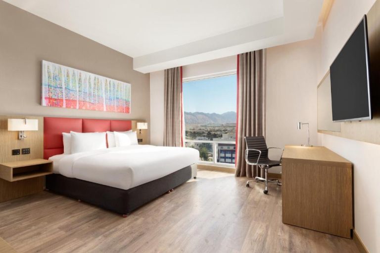 Habitación doble con cama king y vista a las montañas en Ramada Encore by Wyndham Muscat Al-Ghubra