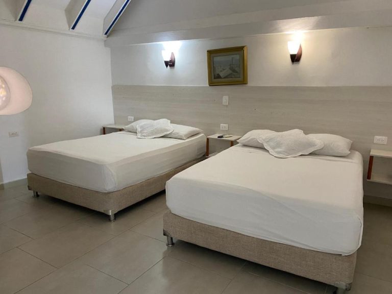 Habitación doble con dos camas en Hotel Casa Mara by Akel Hotels, decoración blanca y luminosa